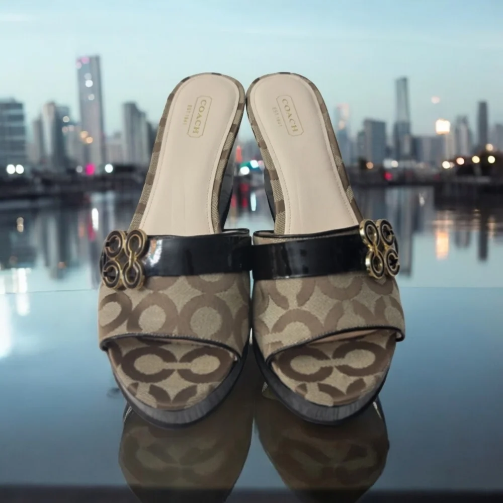 Coach woman's size 9B platform wedge with peep toe. - Picture 4 of 11